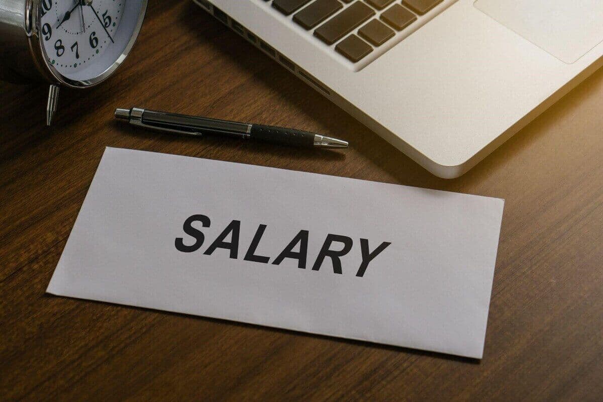 Is salary calculated by 26 days or 30 days? US payroll basics